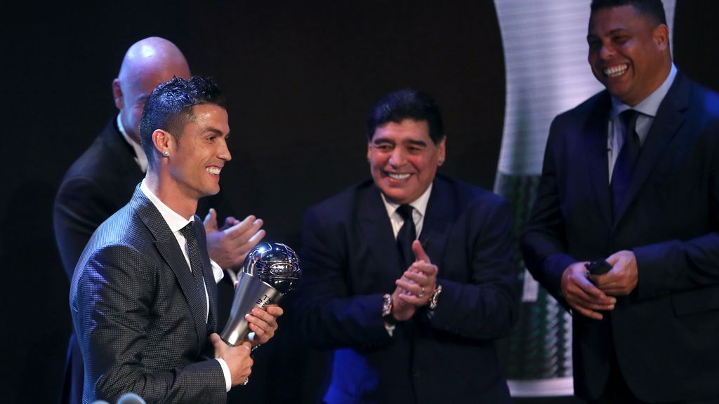 El premio se lo dieron dos leyendas del fútbol: Ronaldo y Maradona