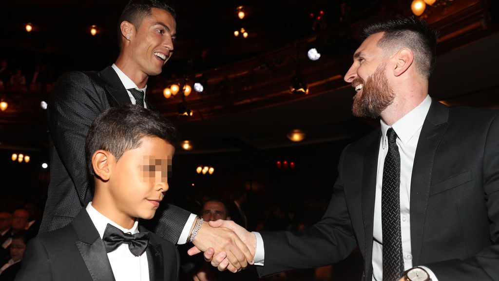 Cristiano dando ejemplo a su hijo con un saludo cordial a Messi, su mayor rival