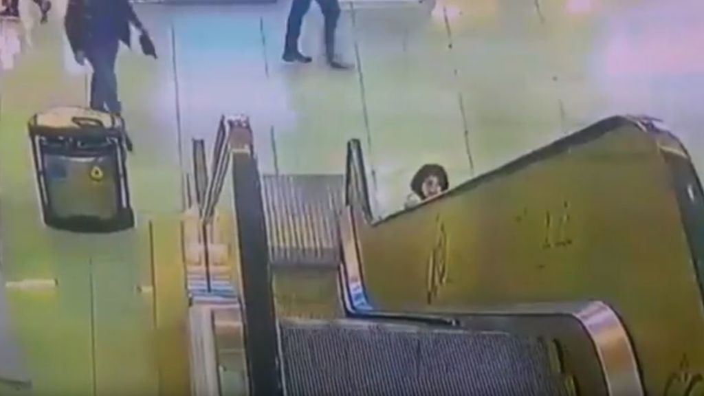 El heroico momento en el que un hombre salva a una niña atrapada en una escalera mecánica