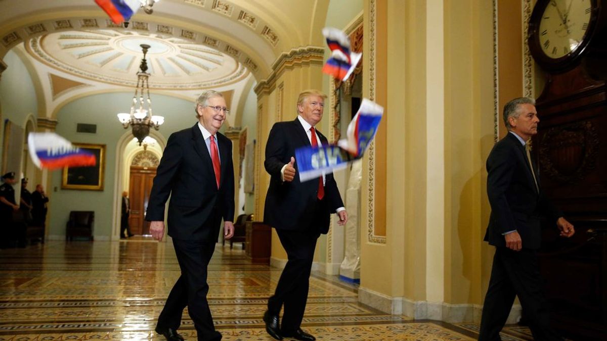 Un manifestante arroja banderas de Rusia a Trump al grito de "traición"
