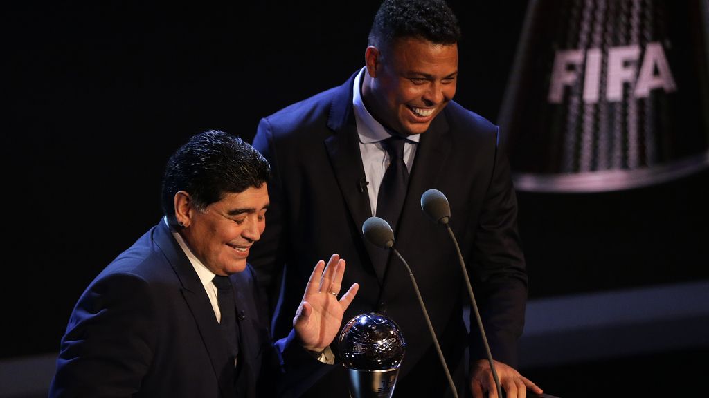 Ronaldo y Diego Armando Maradona reaparecieron para entregar un galardón