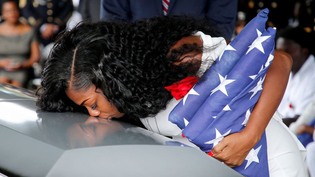 Trump llamó a la viuda de un marine muerto en combate:  "No se acordaba de su nombre”
