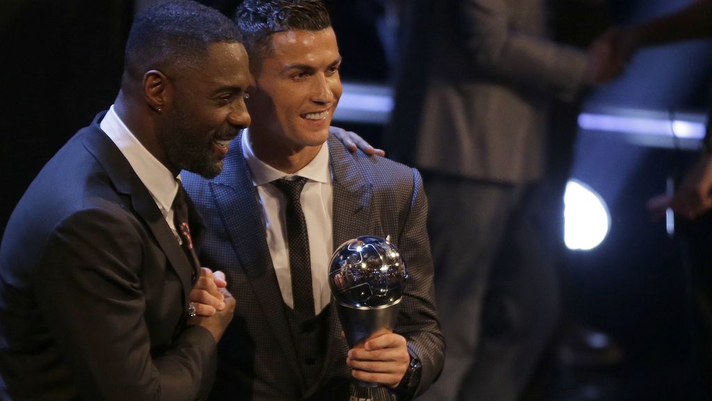 Idris Elba, conductor de la ceremonia, fue otra de los invitados 'made in Hollywood'