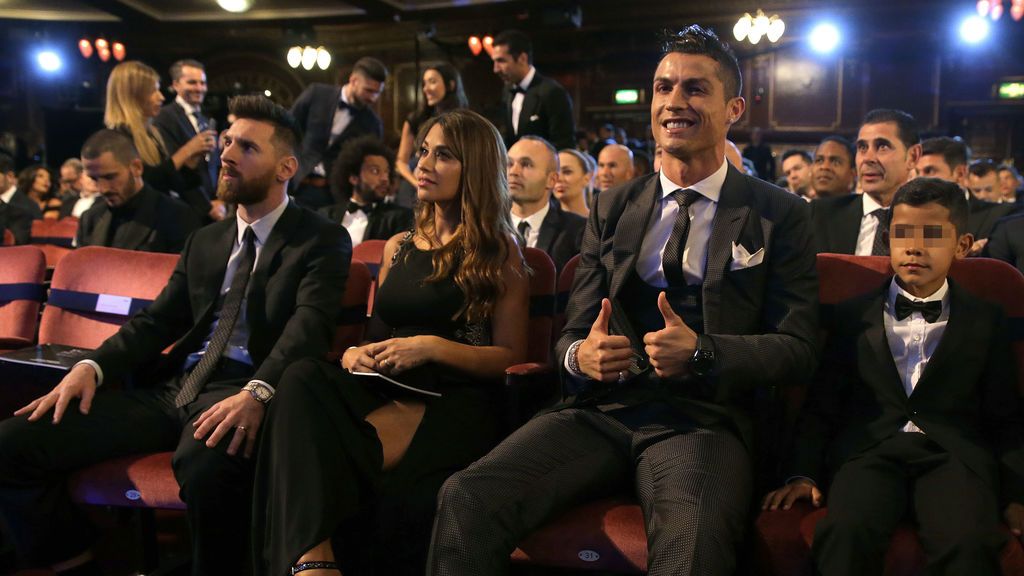 Cristiano (y su hijo), codo con codo con Leo y Antonnella en el 'front row' del auditorio