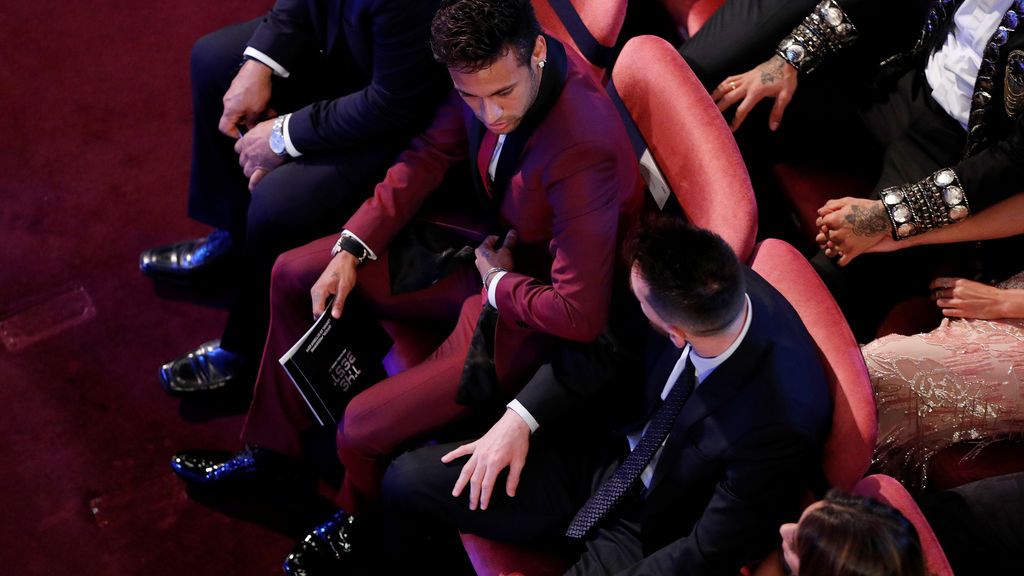 El desplante de Neymar a Bartomeu pese a los aplausos del presidente del Barça El desplante de Neymar a Bartomeu pese a los aplausos del presidente del Barça