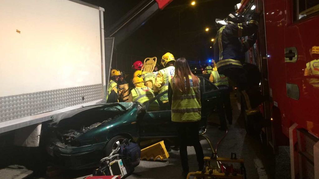 Aparatoso accidente de un coche que se ha empotrado contra un camión en Madrid