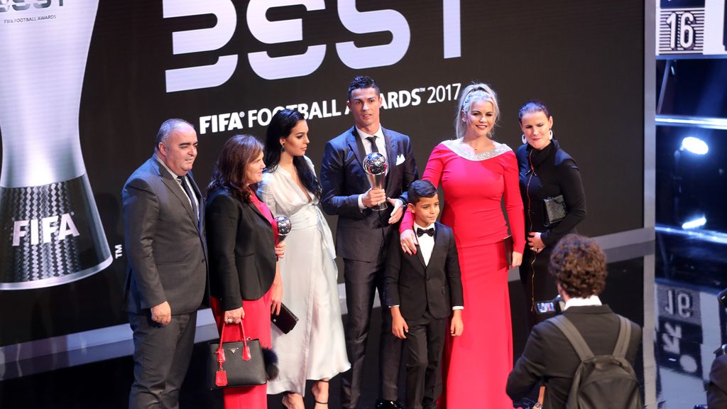 Los Ronaldo al completo, con Georgina y la abuela Aveiro juntas, subieron a apoyar a CR7