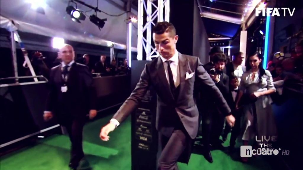 El traspiés de Cristiano en la alfombra verde que provoca la risa de una periodista