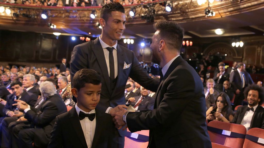 ¡No lo puede disimular! Así reaccionó el hijo de Cristiano al saludar a Leo Messi