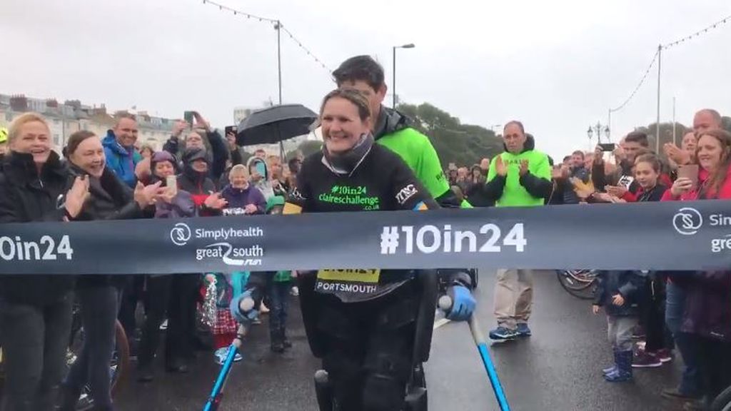 Hoy #EnLaRed: una intrépida parapléjica completa una carrera gracias a un exoesqueleto