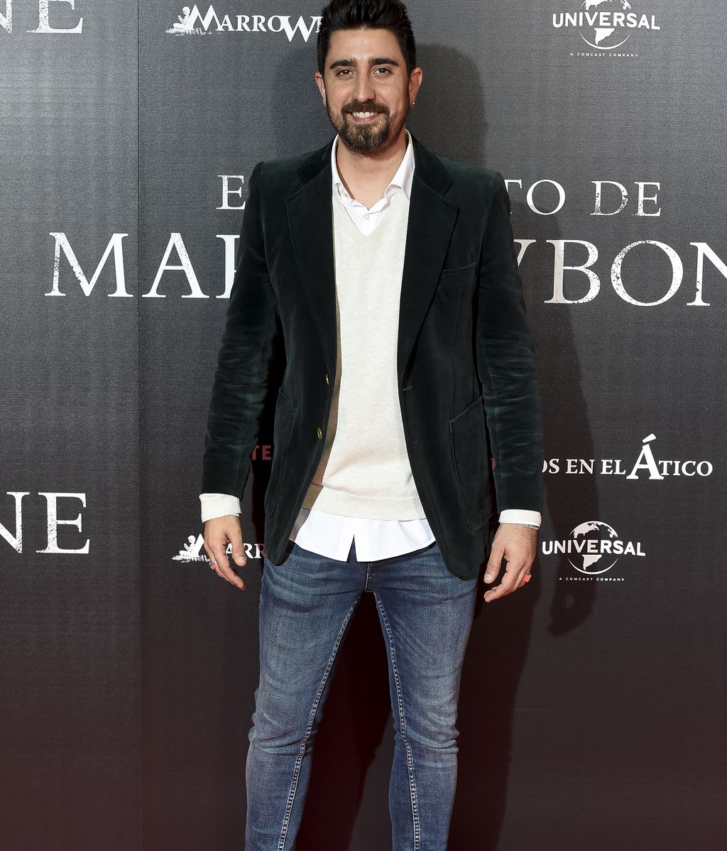 Alex Ubago acudió con un look casual