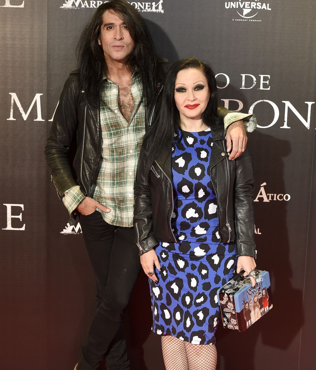 Alaska y Mario, en su línea, bien de cuero, negro y animal print