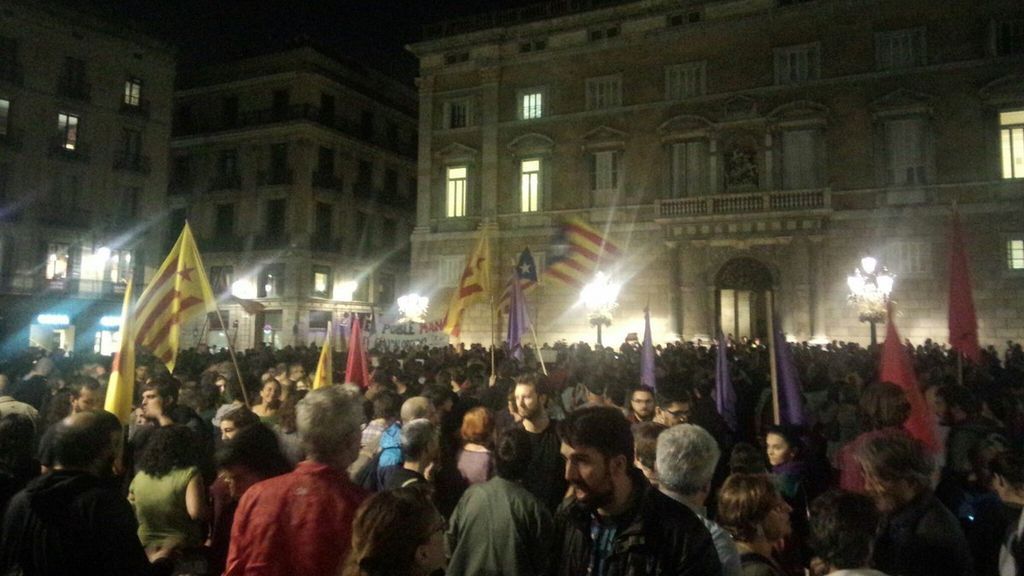Centenares de personas piden ante la Generalitat la República: "Ni 155 ni elecciones"