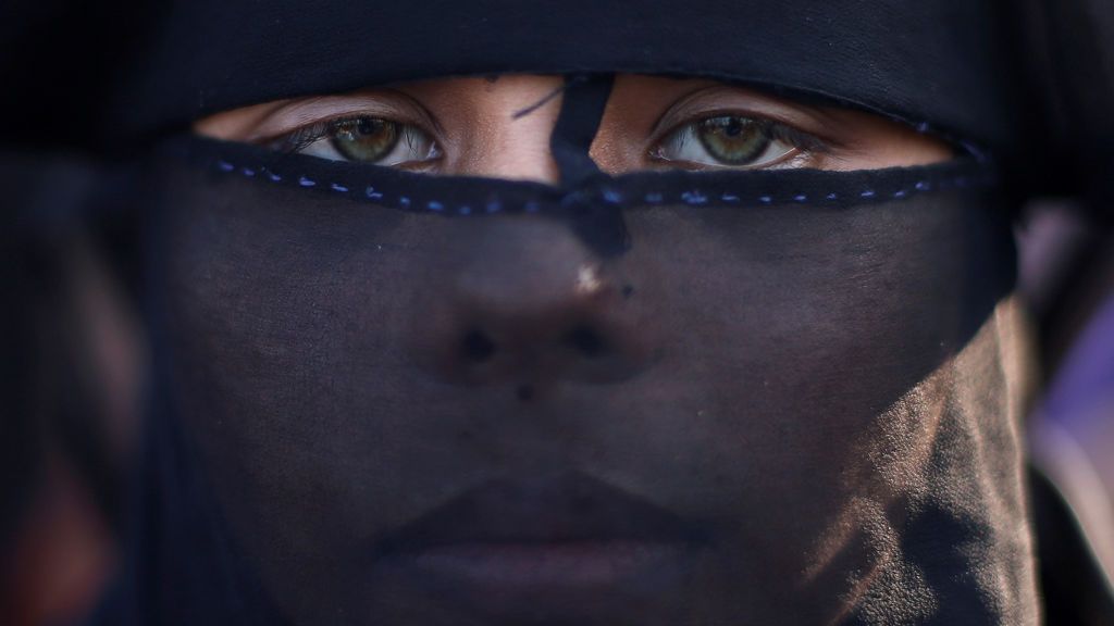 Una refugiada Rohingya espera al permiso del ejército bangladesí para seguir con su ruta