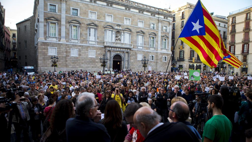 Centenares de personas se manifiestan para defender la educación catalana ante el 155 Centenares de personas se manifiestan para defender la educación catalana ante el 155