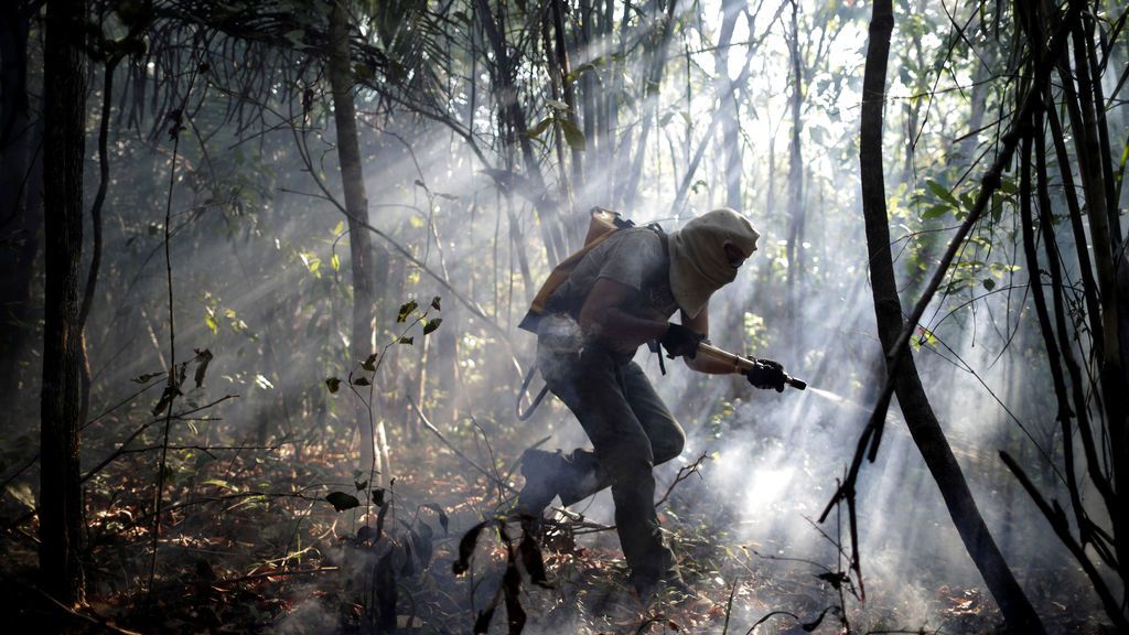 Un voluntario trabaja para apagar un incendio forestal en un área del Parque Nacional Chapada dos Veadeiros, en Alto Paraíso, Goias, Brasil,