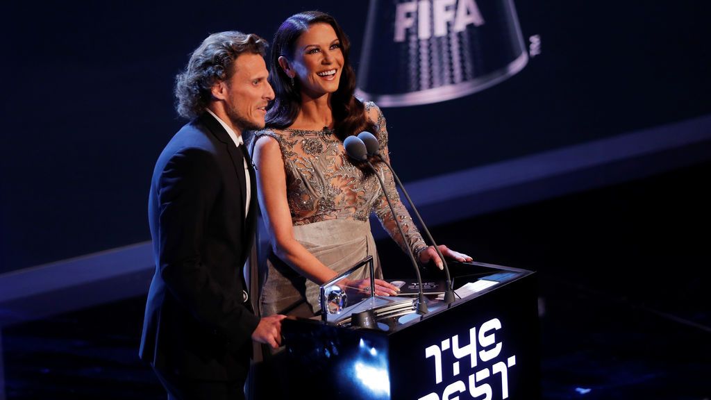 Catherine Zeta Jones reaparece irreconocible en los premios The Best FIFA