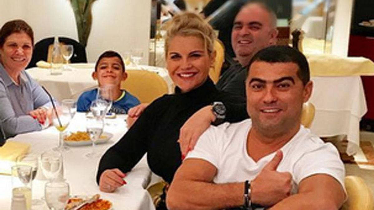 ¡La foto familia feliz! Georgina, Dolores y Katia Aveiro, Cristiano, Ronaldo Jr... Todos unidos de cena en Madrid