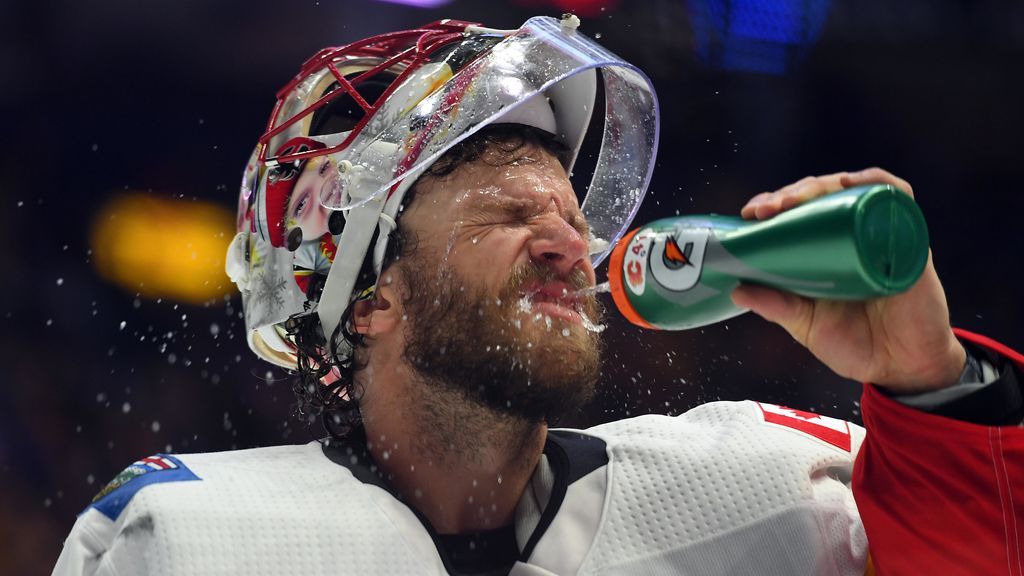 El portero de Calgary Flames, Mike Smith, se rocía la cara con agua durante un tiempo fuera durante el primer período contra los Predators de Nashville en Bridgestone Arena.