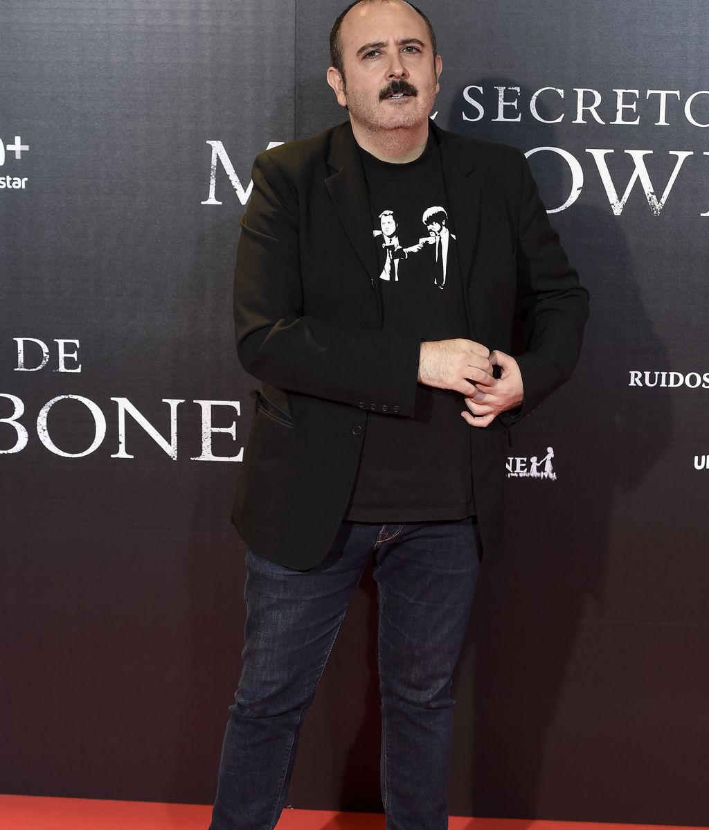 Carlos Areces, en tejanos, americana e hizo un guiño a 'Pulp Fiction' con su camiseta