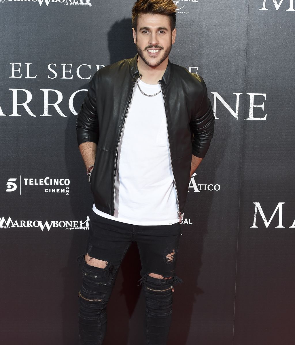 Antonio José escogió una estética rock chupa de cuero, tejanos rotos y básica blanca