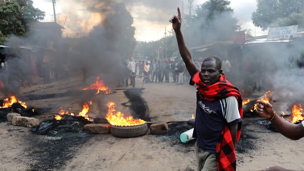 Un seguidor de la oposición hace gestos delante de una barricada en llamas en Kenia