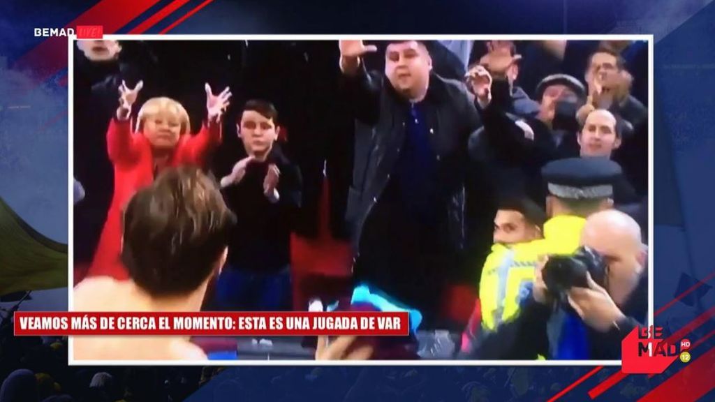 ¡Se tiró a lo Casillas! El salto (y el porrazo) de este fan del West Ham para conseguir la camiseta de su equipo