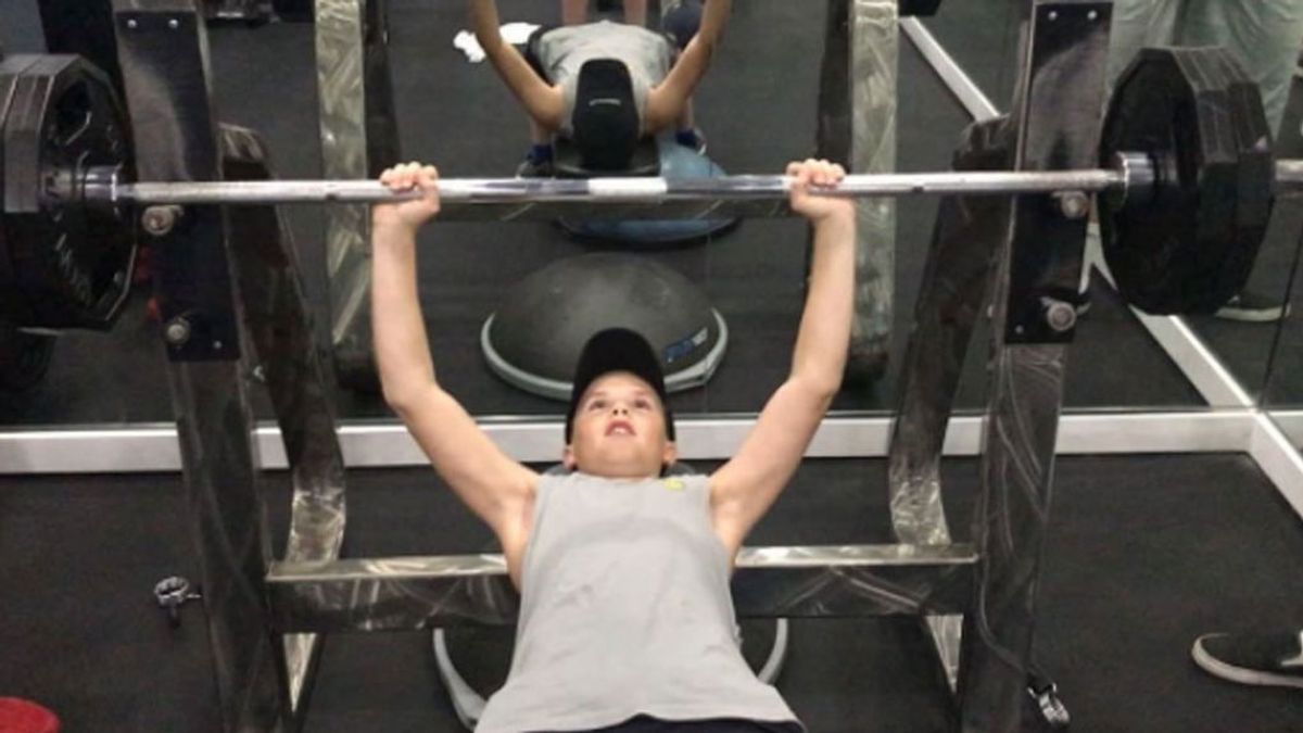 Cruz Beckham, de 12 años, revoluciona las redes al hacerse el 'fuertecito' levantando kilos de más
