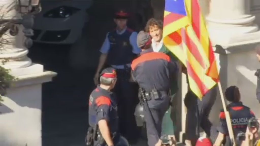 Detenido Álvaro de Marichalar por resistencia en la concentración de la Plaza de Sant Jaume