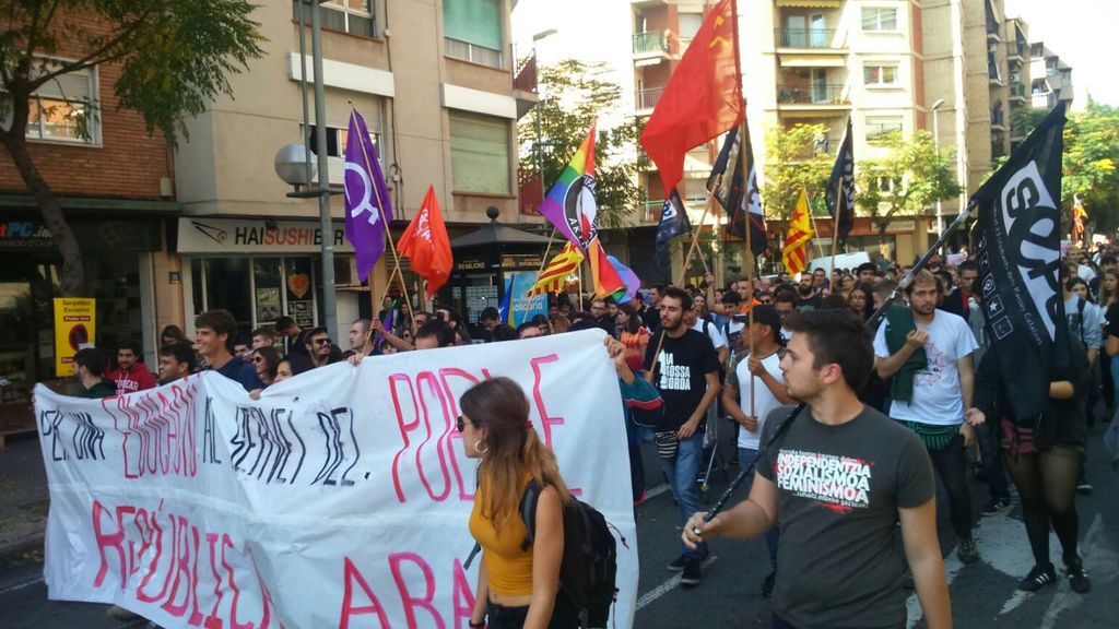La manifestación de estudiantes catalanes termina frente a la sede del PdeCAT