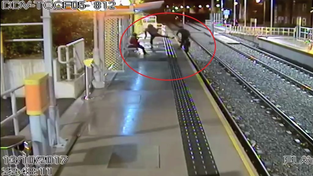 Un grupo de individuos engaña a un joven y le tira a las vías del tren en Mánchester
