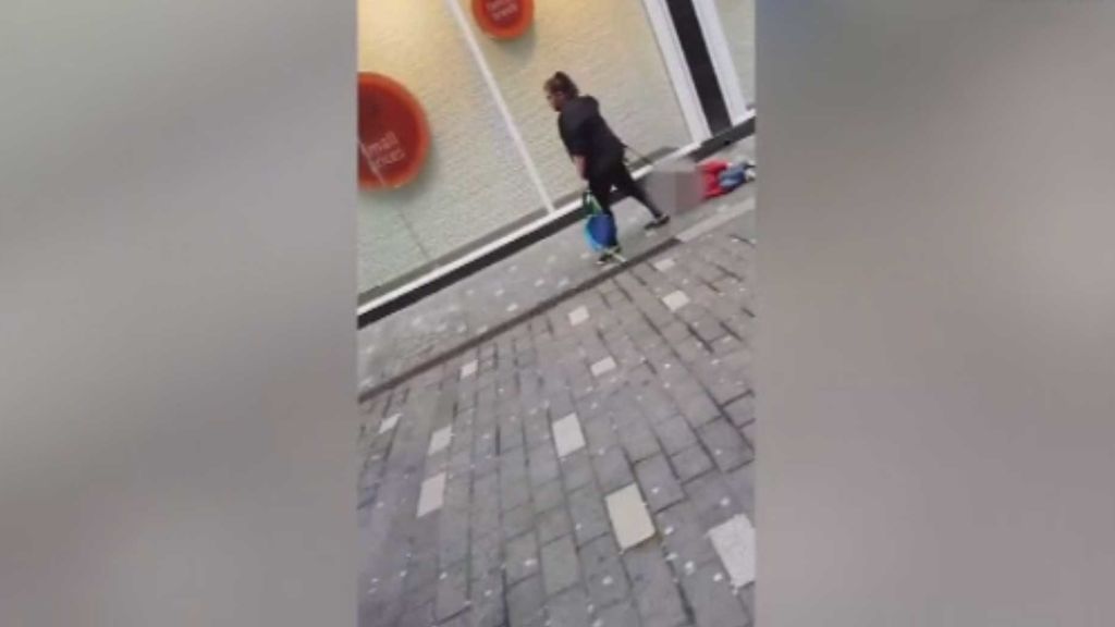 Una mujer arrastra a un niño por la calle en Liverpool ante la mirada atónita de la gente