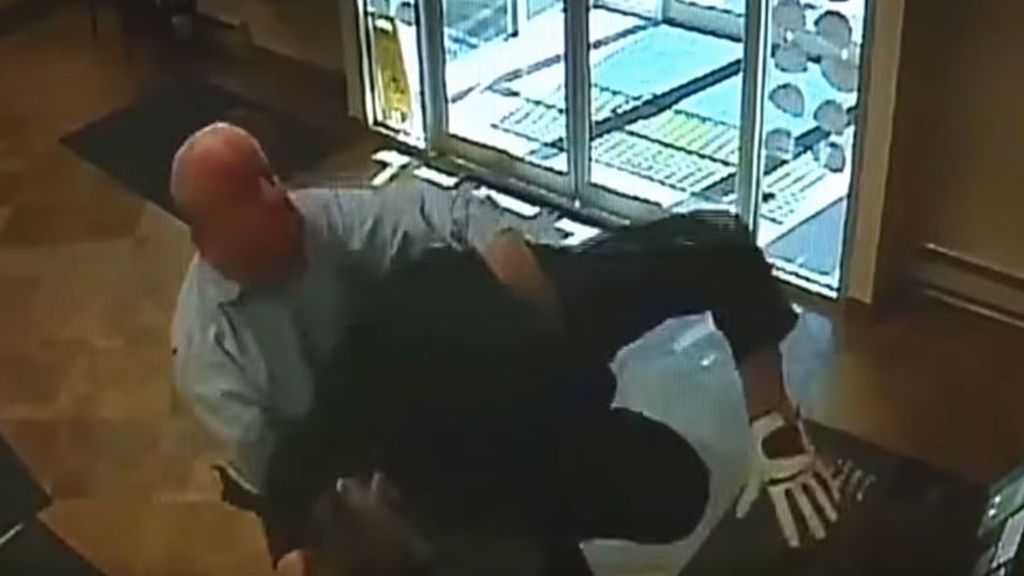 Un hombre de 63 años frustra el robo en un banco con una llave de lucha libre