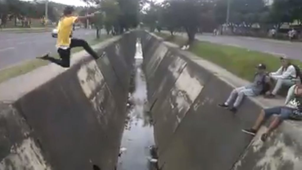 Un joven se dispone a saltar un canal en Bogotá y el desenlace se hace viral