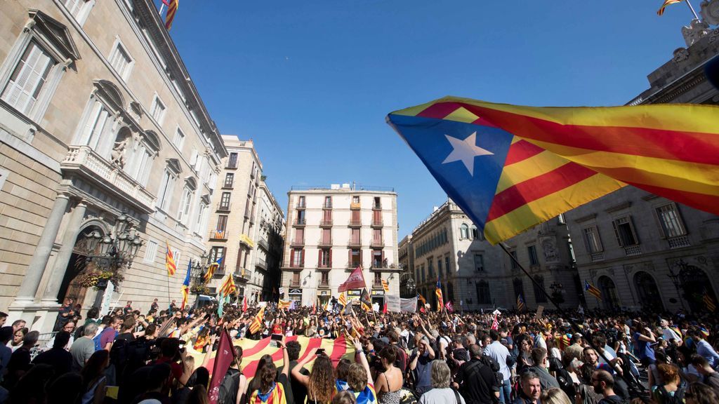 Gritos de 'Independència' en plaza Sant Jaume tras la declaración institucional de Puigdemont