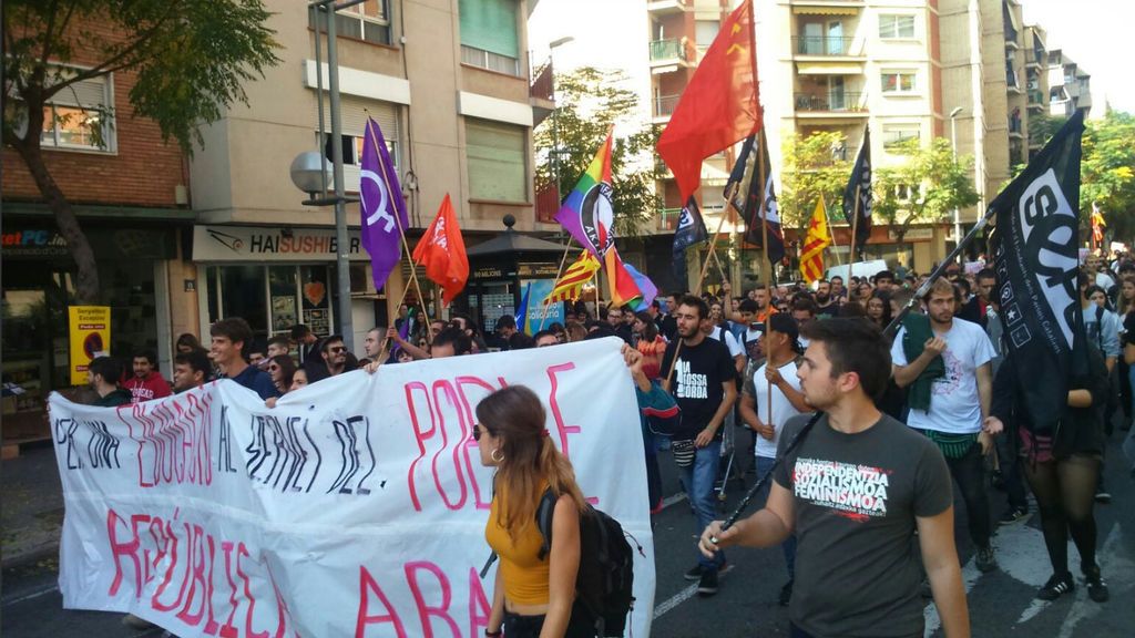 Los estudiantes catalanes protestan por las calles de Barcelona contra el 155