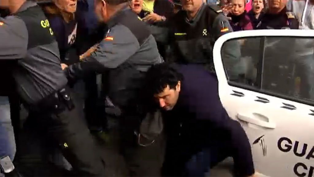 "Yo le pedí el móvil y ella cogió el cuchillo y me cortó los dedos"