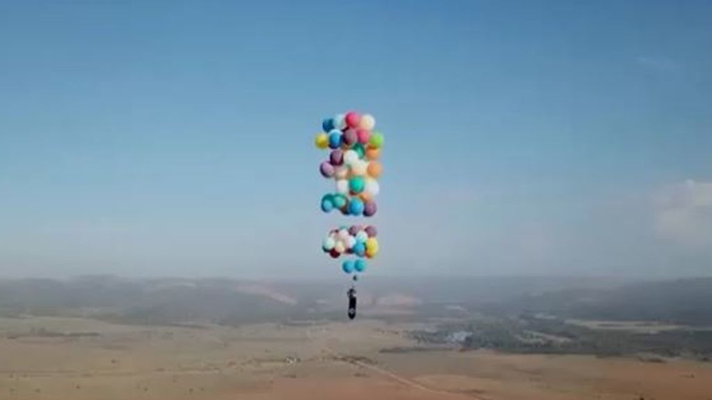 ¿Te acuerdas de 'Up'? Este inglés imita al abuelo aventurero volando con 100 globos de helio