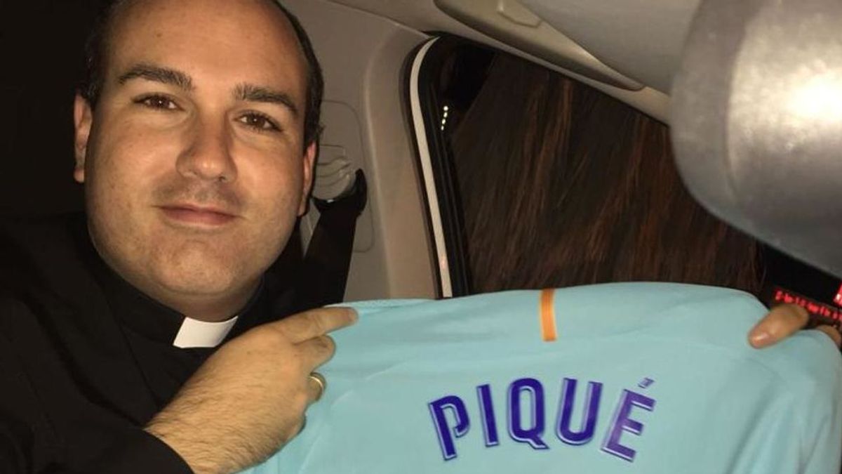 El sacerdote del Murcia animó a Piqué ante los pitos y... el defensa le regaló su camiseta