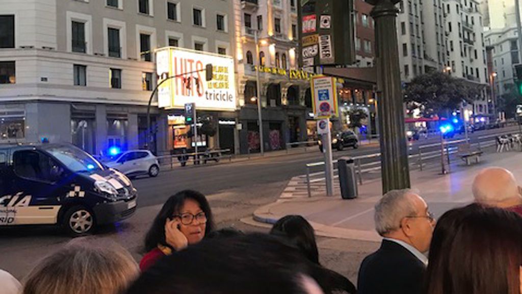 Un vehículo sospechoso obliga a cortar parte de la Gran Vía