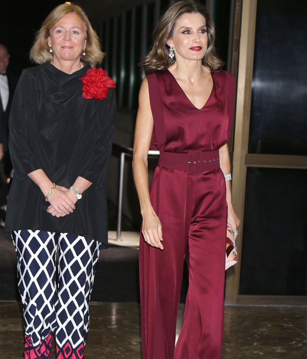 La reina Letizia estrena total 'look' con un mono burdeos de Angel Schlesser, marcando cintura y pintalabios a juego