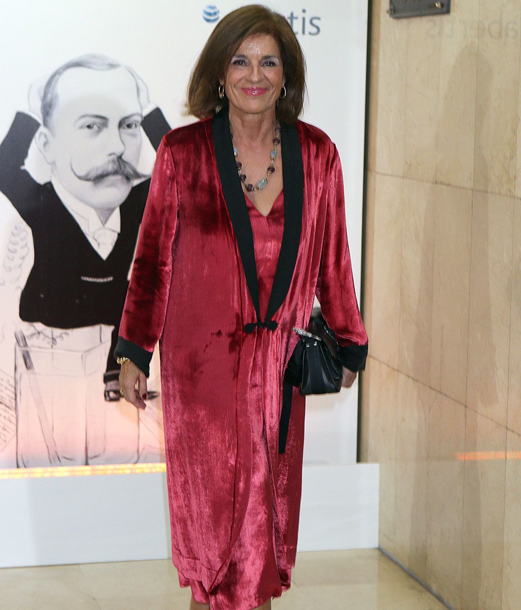 Ana Botella se suma a la moda del terciopelo, de negro y rojo, y con bata incluida