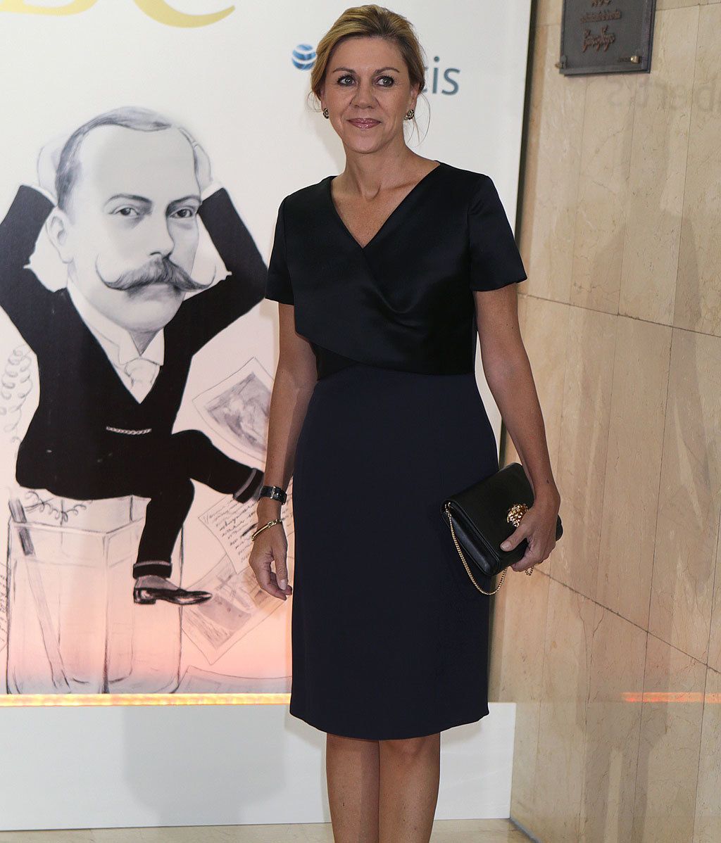 María Dolores de Cospedal fiel a su estilo clásico, vestido hasta las rodillas, y de oscuro para la noche
