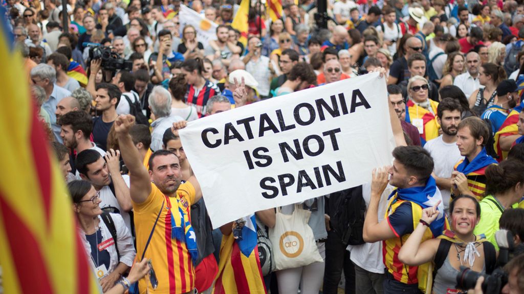 Los independentistas celebran en la calle la ruptura con España y la República catalana