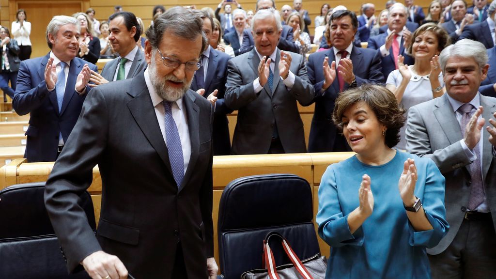 Rajoy, recibido entre aplausos a su llegada al Senado