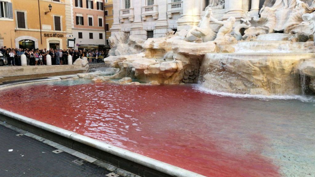 Un artista italiano lanza pintura roja a la Fontana di Trevi