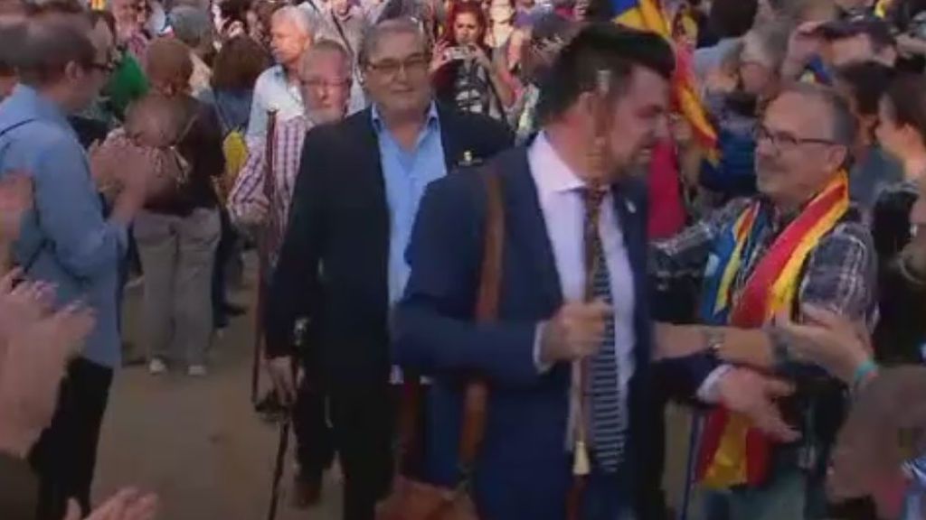 Alcaldes catalanes acuden con sus varas a la concentración ante el Parlament