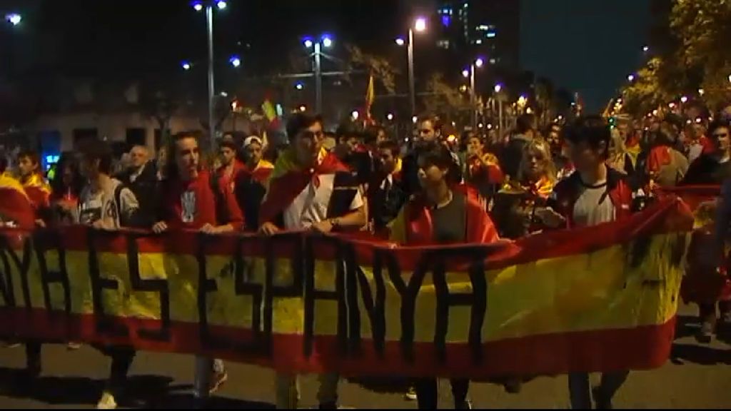 Miles de personas con banderas de España salen a la calle en Barcelona