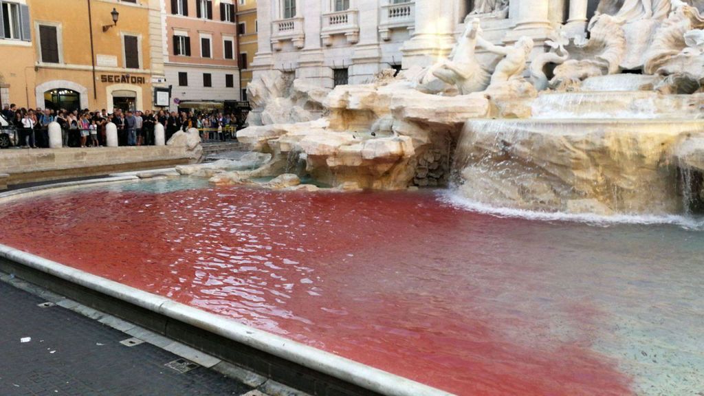 Un artista italiano lanza pintura roja a la Fontana di Trevi