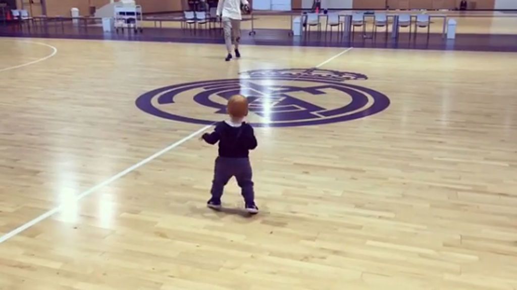El hijo de Rudy Fernández da sus primeros pasos sobre una pista de baloncesto